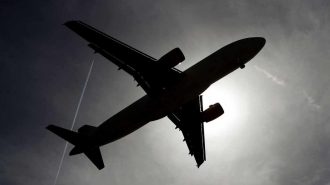 China suspendió todos los vuelos con Reino Unido por la nueva cepa del coronavirus