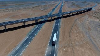 Autopista más larga del mundo que cruza el desierto entra en plena operación en China