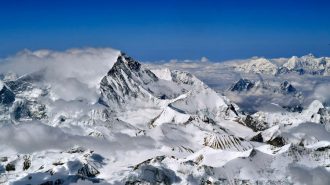 Científicos chinos completan misión de recolección de semillas en monte Qomolangma
