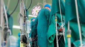 La “embarazosa” foto de un médico que perdió sus pantalones mientras operaba