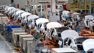 Industria china de vehículos de nueva energía registra producción récord de 20 millones