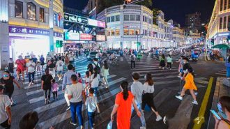 Contra los “cabeza hueca”: Xiamen multará a peatones que crucen los pasos de cebra mirando el celular