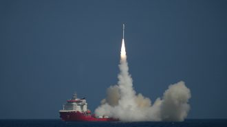China lanzó cohete comercial CERES-1 con satélites desde el mar