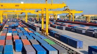 Xinjiang lanza tren de carga para vehículos a Asia Central