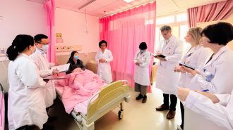 Médicos extranjeros estudian terapias tradicionales chinas en Xiamen