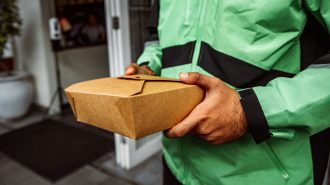 “No tengas miedo”: Policía se hizo pasar por delivery para salvar a joven que pidió su “última cena” en China