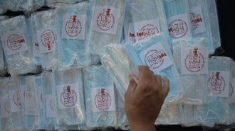 Epidemiólogo llama a mantener uso de mascarillas tras vacunación en China