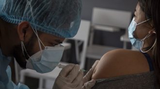 China pide acceso equitativo mundial a vacunas contra Covid-19