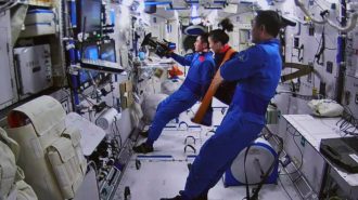 Astronautas de misión china Shenzhou-13 se preparan para regresar en abril