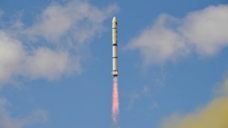 China lanzó tres satélites de prueba de comunicación de órbita baja