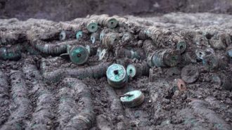 China recupera 1,5 toneladas de monedas de bronce de hace mil años