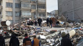 Equipo civil de rescate chino llega a las zonas afectadas por los terremotos en Turquía