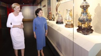 Primeras damas de China y Polonia estrechan lazos en cultural visita al teatro