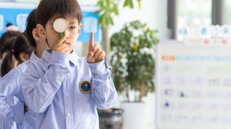 Dormir diez horas: China anuncia nuevas medidas para prevenir miopía infantil