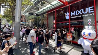 Mixue, popular empresa china de “tés de burbujas”, debutó en bolsa con alza del 40%