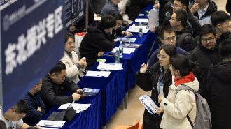 Nuevo plan en China quiere asegurar trabajos de calidad a sus recién graduados