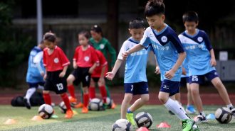 China quiere prohibir que los padres impongan “tareas excesivas” a sus hijos
