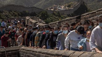 Sin miedo pero con mascarilla: China vuelve a viajar en masa