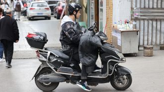 Capital china pondrá chips en motos de delivery para “detectar acciones ilegales”