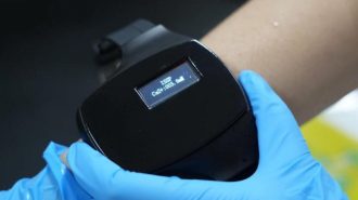 Nuevo reloj de pulsera monitorea salud en tiempo real a través del sudor