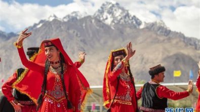 Cantando en chino: Canciones folklóricas de Xinjiang