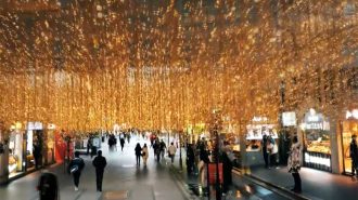 El principal centro comercial de Wuhan retorna a la “normalidad”