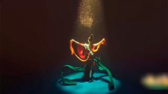 La impresionante danza bajo el agua que retrata una antigua leyenda china
