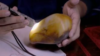 Maestro del jade muestra cómo se trabaja esta piedra ornamental