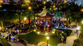 El hermoso parque chino que Perú inauguró frente al mar
