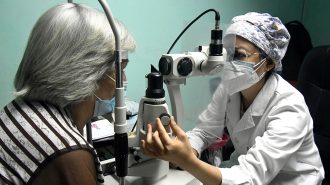 La joven china que se ha ganado el corazón de los cubanos por sus habilidades médicas