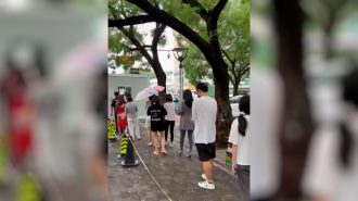 En China, decenas de personas hacen fila para hacerse un PCR que los habilite para entrar al comercio o al metro