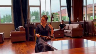 El bello sonido del erhu en una increíble interpretación de “La noche hermosa”