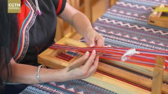 Cómo se elabora la tradicional cinta de colores de la etnia china She