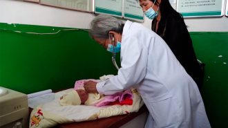 La doctora que durante cinco décadas cuidó, puerta a puerta, la salud rural en distrito chino