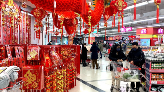 Las tiendas de Beijing se llenan de compradores de fin de año