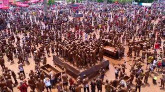 El barro en el centro de la fiesta: Carnaval étnico atrae a los turistas en el suroeste de China