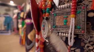 Artesano dedica su vida a la continuidad de la vestimenta tradicional de Xizang