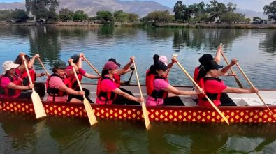 Cómo las carreras del bote de dragón ayudan a las sobrevivientes de cáncer de mama