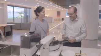 “¡Qué maravilla!”: Robot chino deleitó al embajador chileno en China