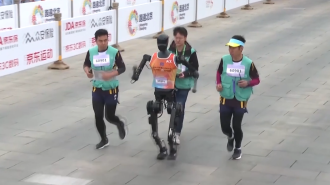 Beijing acogió la primera media maratón de robots humanoides de la historia