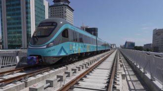 La capital kazaja ultima su sistema de transporte con trenes ligeros fabricados por China