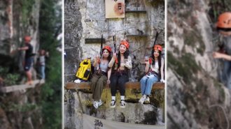 Café en un acantilado sobre la selva tropical del suroeste de China
