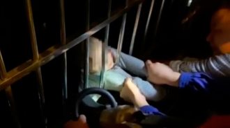 Rescatan a niño de dos años de caer desde un piso 13