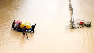 La solidaridad afloró en China para ir en rescate de los damnificados por las lluvias