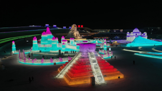 China realiza impresionante réplica en hielo de famosa pirámide mexicana