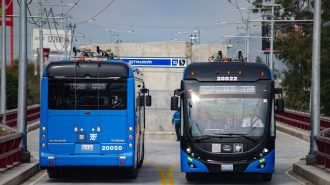 Ciudad de México inició pruebas operativas de trolebús elevado con unidades provenientes de China