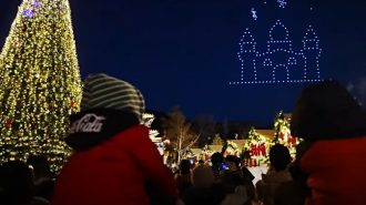 Drones realizaron un espectáculo de luces para celebrar la Navidad en el Pueblo de Agua de Gubei
