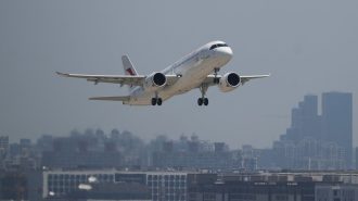 El primer avión de pasajeros chino realizó su vuelo inaugural uniendo Shanghái y Pekín