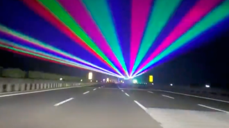 China implementó colorida tecnología láser para evitar accidentes en carreteras