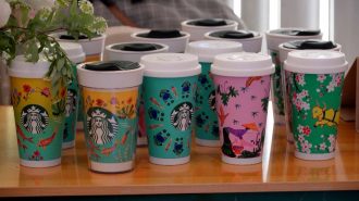 Agricultores chinos estampan sus diseños en las tazas de Starbucks